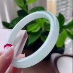 飘绿圆条手镯